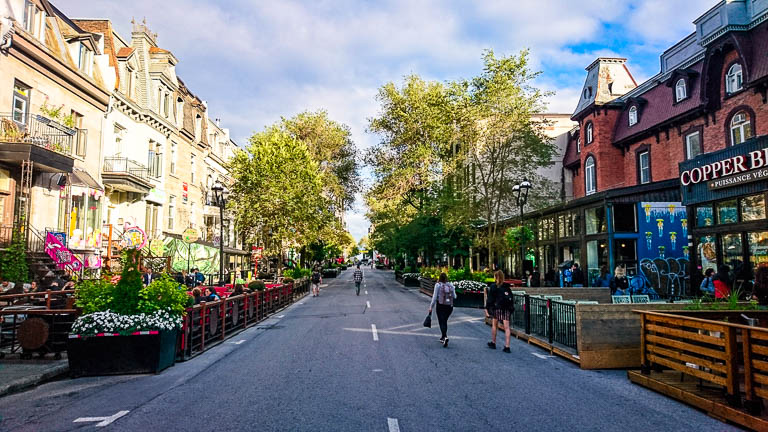 Rue saint Denis piétonne à Montréal