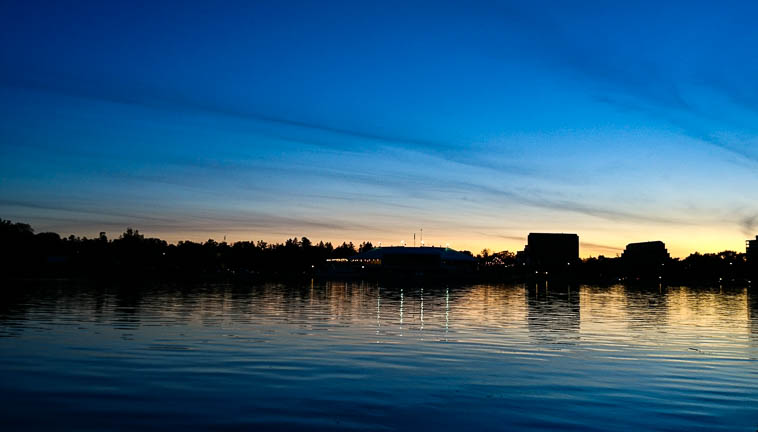 Le lac Dow de nuit à Ottawa
