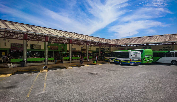 Gare de bus sur la route pour Cariari au Costa Rica