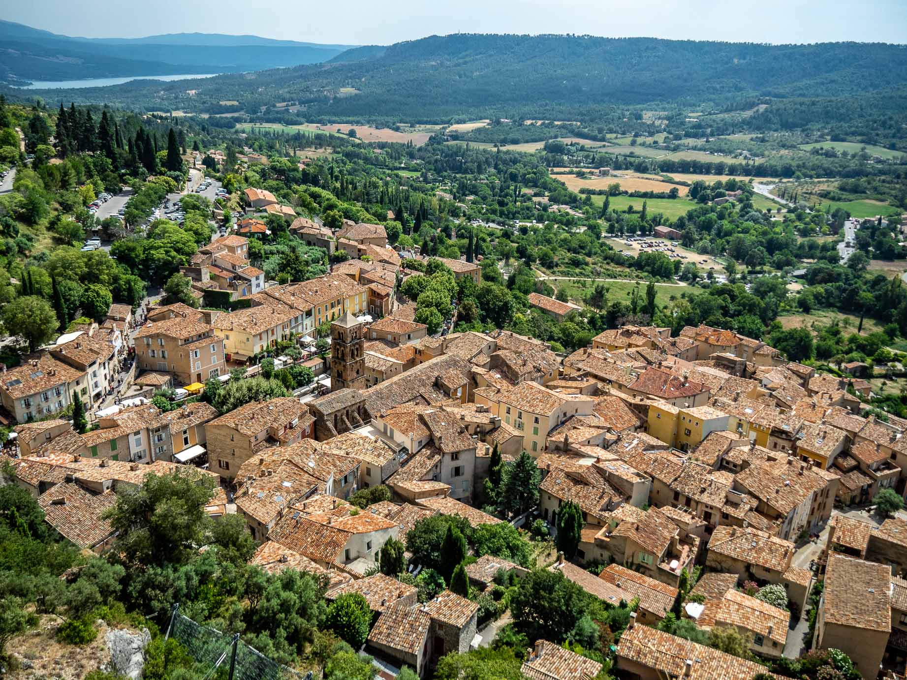 Le village de Moustiers Sainte Marie aux abords des gorges du Verdon en France