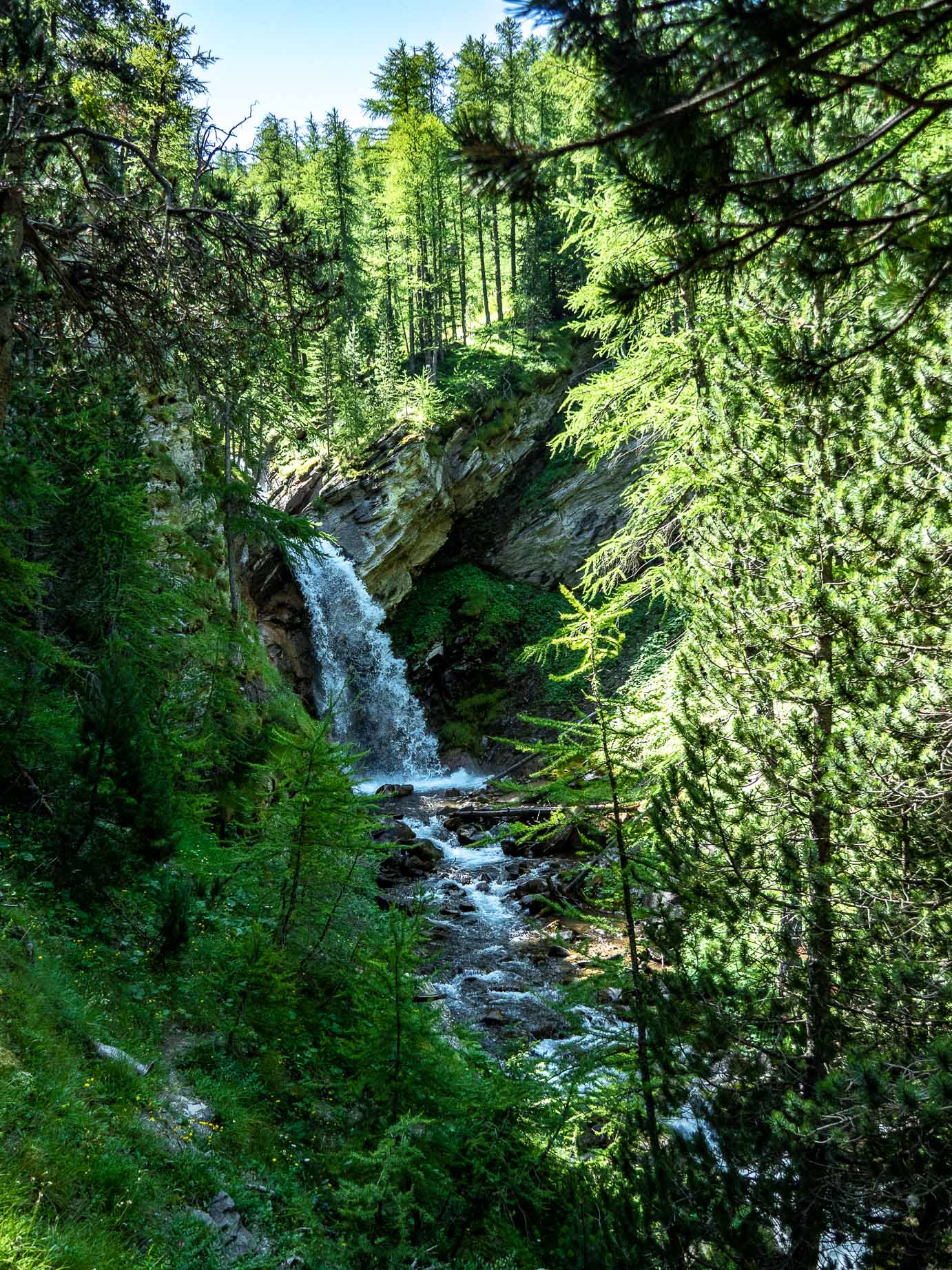 Cascade en allant vers le lac d'Allos dans le parc du Mercantour dans les Alpes