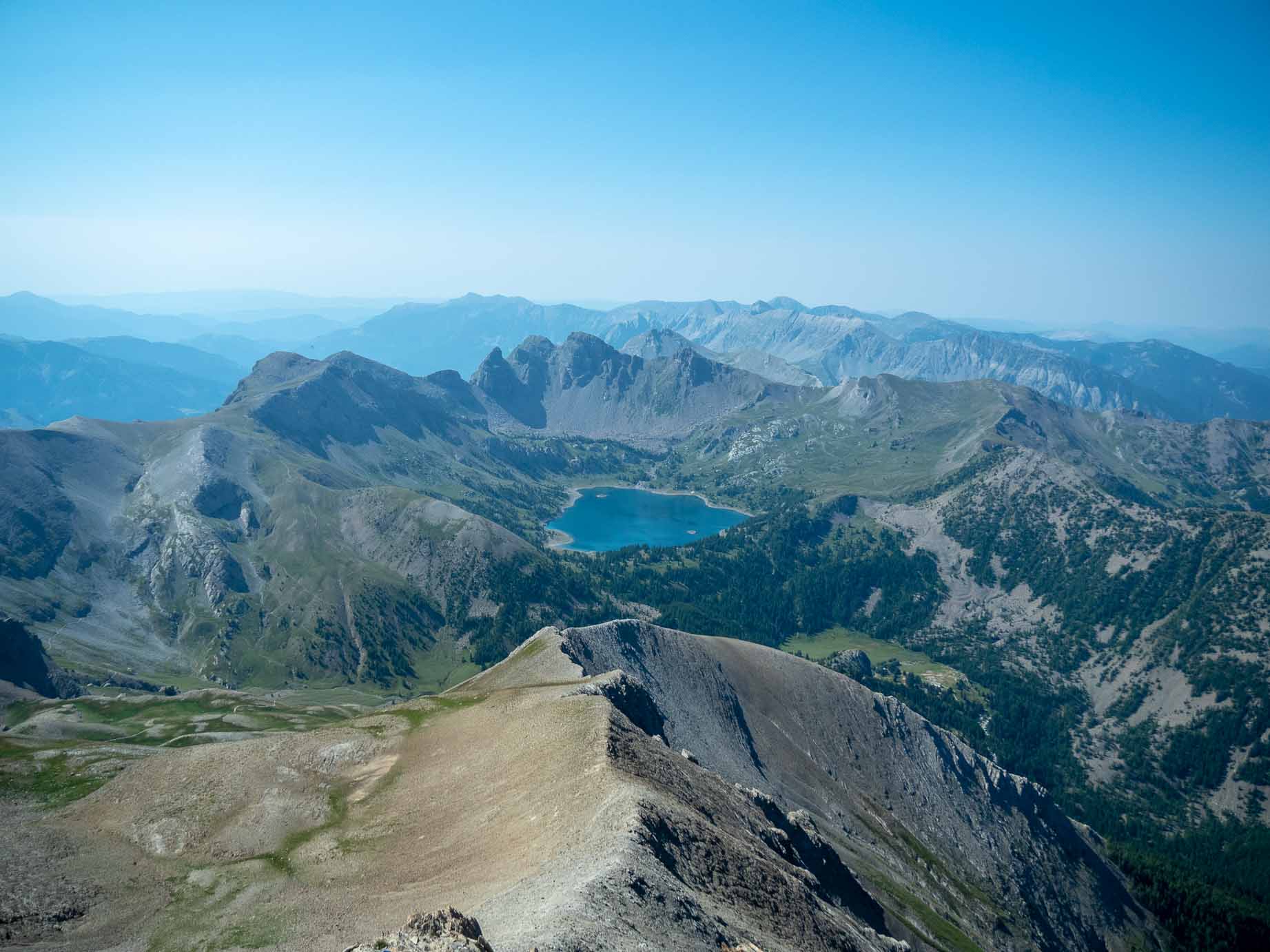Lac d'Allos depuis le mont Pelat dans le parc du Mercantour dans les Alpes