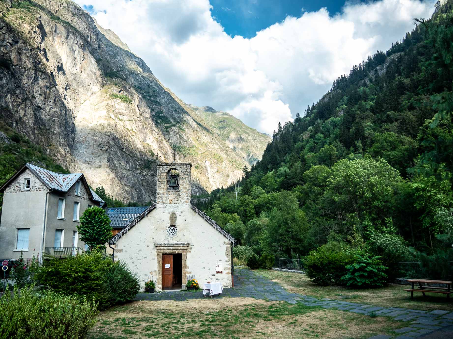 Une église à Venosc dans le parc national des Ecrins dans les Alpes en France