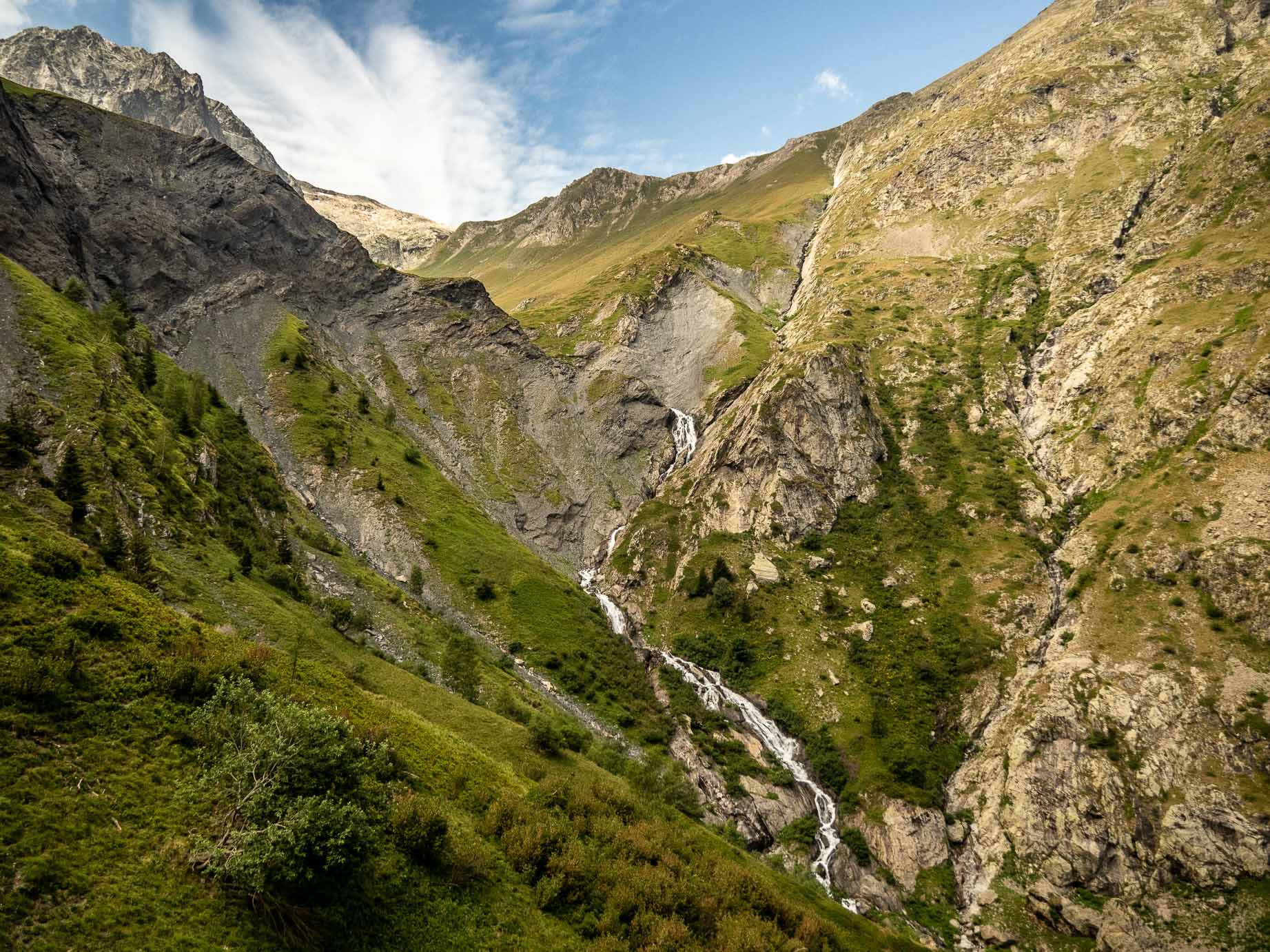 Randonnée vers le lac de la Muzelle dans le parc nation des Ecrins dans les Alpes en France